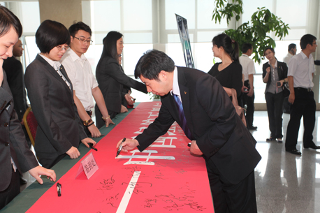 中国针织工业协会副会长、经编分会会长沈顺年在万里行海宁站发布会横幅上签名