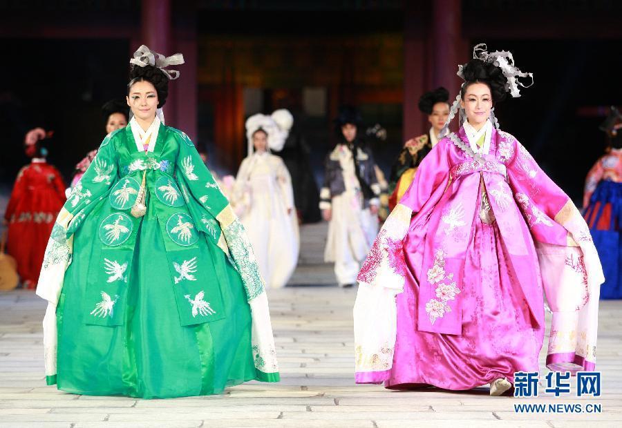 韩国举办文化遗产服装秀
