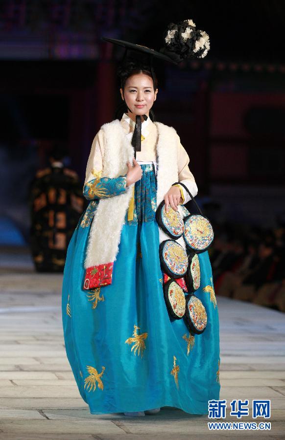 韩国举办文化遗产服装秀