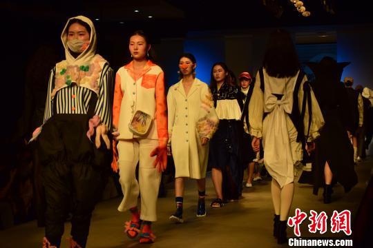武汉纺织大学举办毕业设计服装秀 融合中日文化元素