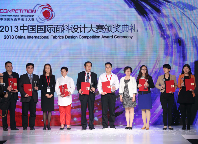 4 中国纺织信息中心主任 乔艳津（右四）、法兰克福展览(香港)有限公司总经理温婷（左三）颁发单项奖55555.jpg