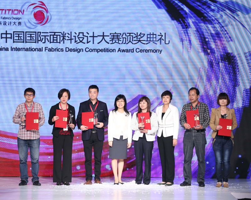5 国家纺织产品开发中心主任李斌红（右四）、中国流行色协会秘书长朱莎（右三）颁发单项奖6666.jpg
