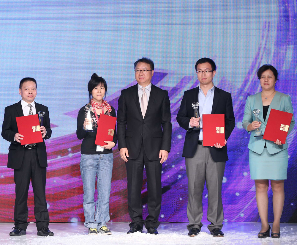 2 中国纺织工业联合会副会长孙瑞哲（中）颁发银奖6666.jpg