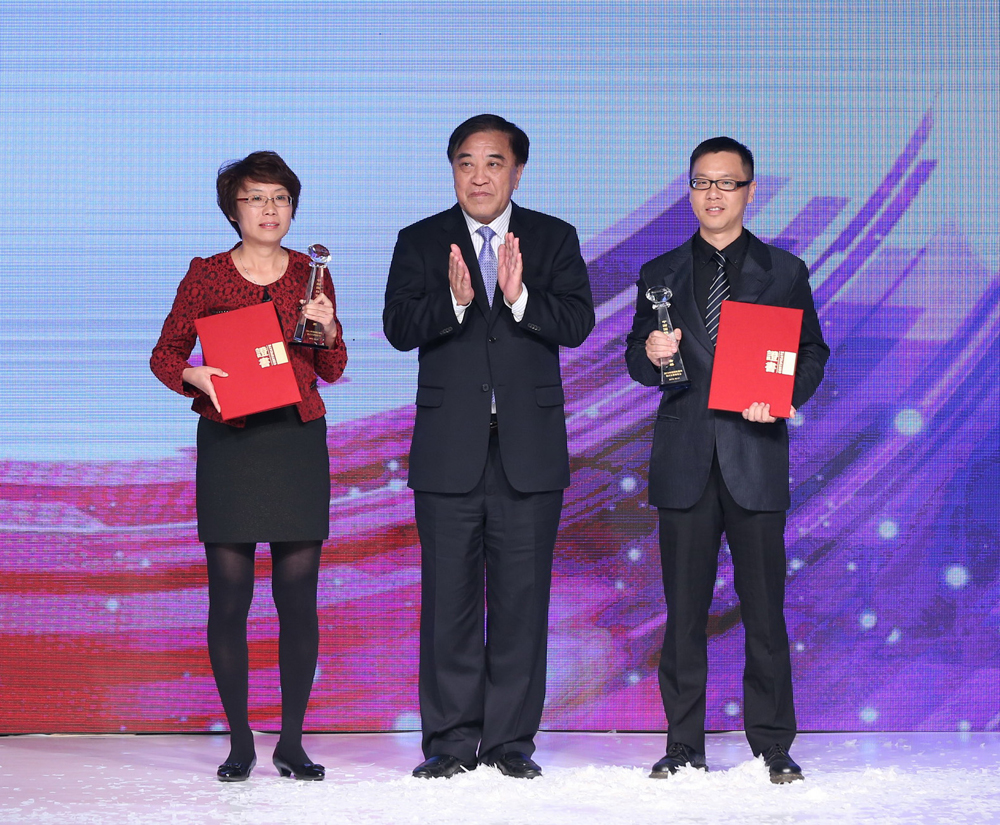 1 中国纺织工业联合会会长王天凯（中）为金奖获奖企业颁奖666666.jpg