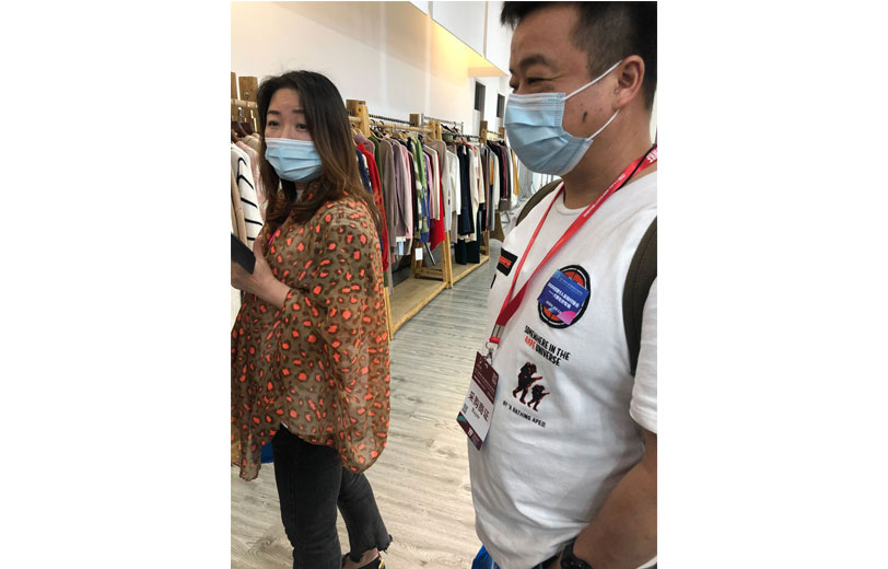 “我是品牌商，对产品品质要求比较高。”来自湖南株洲的采购商说，近年来，伴随着消费升级，消费者对产品品质要求越来越高，选择更有品质保证的合作伙伴是她此行的首要目标。经过一上午的沟通对接，她已经锁定了几家目标客户，接下来将会进一步与企业沟通合作。